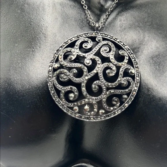 Elegant Black Pendant Necklace - Picture 2 of 5